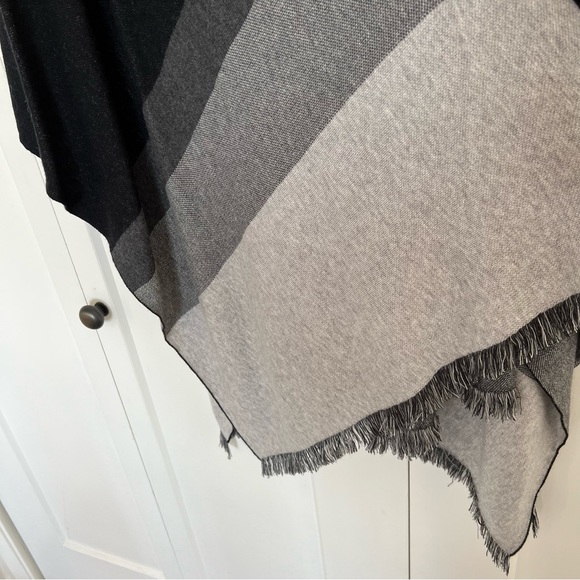 Splendid Ridgewood Poncho in Black and Grey Size Medium/Large - Picture 10 of 12